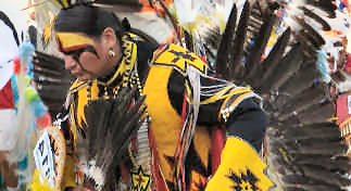 Danseur autochtone en costume traditionnel