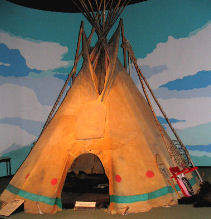 Vieux tipi Assiniboine en peaux de bisons