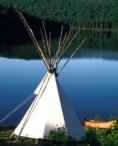 Tente indienne au bord d'un lac au Canada